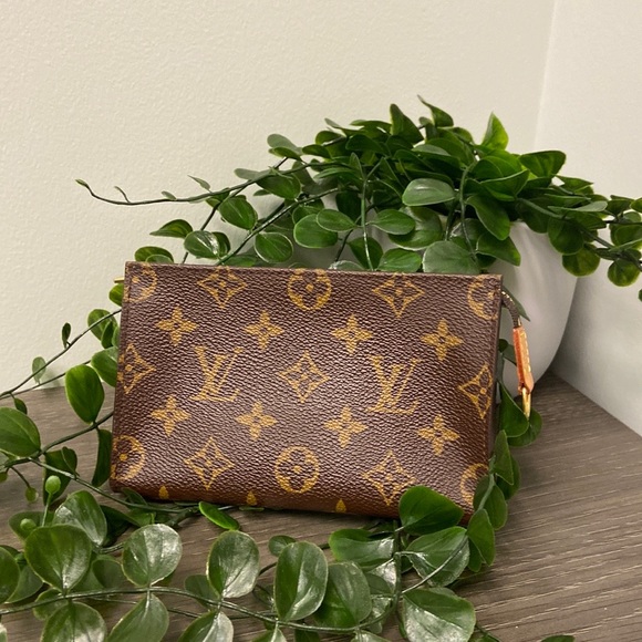 Authenic Louis Vuitton Monogram Pochette - Picture 3 of 16